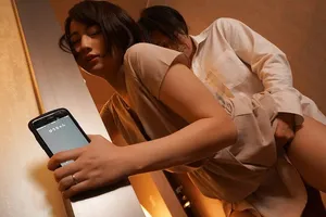 Vợ đi họp lớp rồi nắc với nyc mặc cho anh xã ở nhà chờ