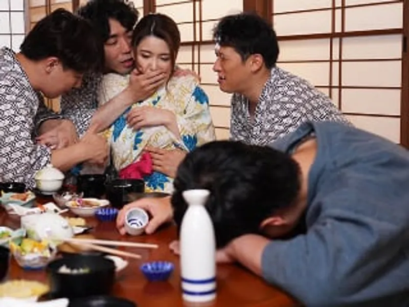 đưa vợ yêu đi suối nước nóng, chồng yêu không biết bà xã bị người khác xoạc sấp mặt