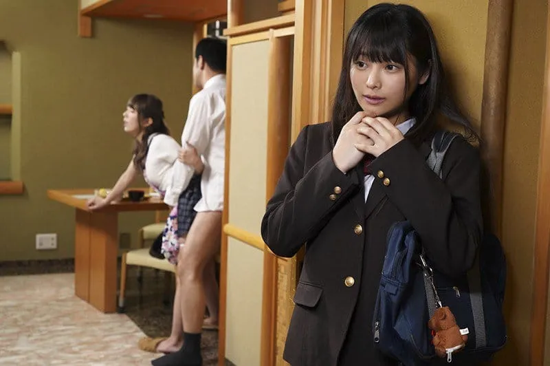 Cục vàng riêng thấy thèm khi nhìn trộm bố dượng trả bài mẹ