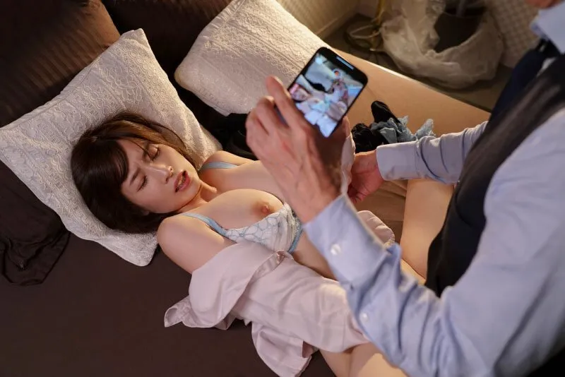 Cấp trên chuốc thuốc em thư ký bắt nắc cả đêm khi đi bàn việc làm ăn xa