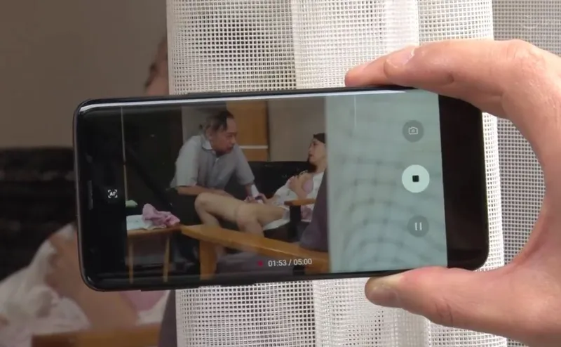 Con dâu gian díu với bố gã chồng bị gã quản lý khu phố phát hiện