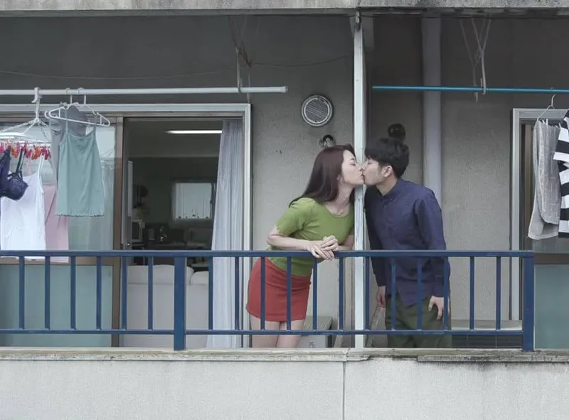 Tiếng rên của chị nhà sát bên cạnh bên và cậu thanh niên được lái máy bay