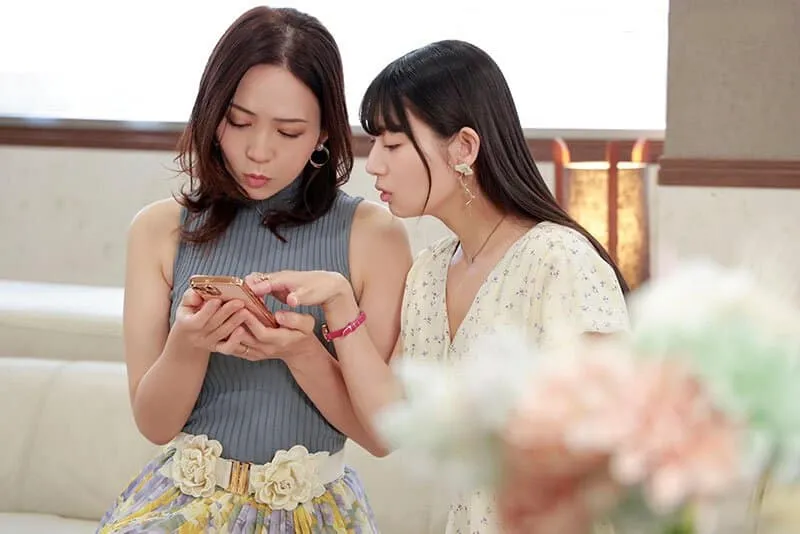 Người phụ nữ có người chồng rủ cô bạn thân cùng cắm sừng với trai trẻ qua mạng