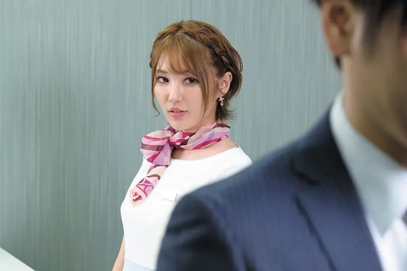 Cô lễ tân gợi cảm sếp: “tiền bối ơi em địt em có sướng hơn vợ yêu anh ?”