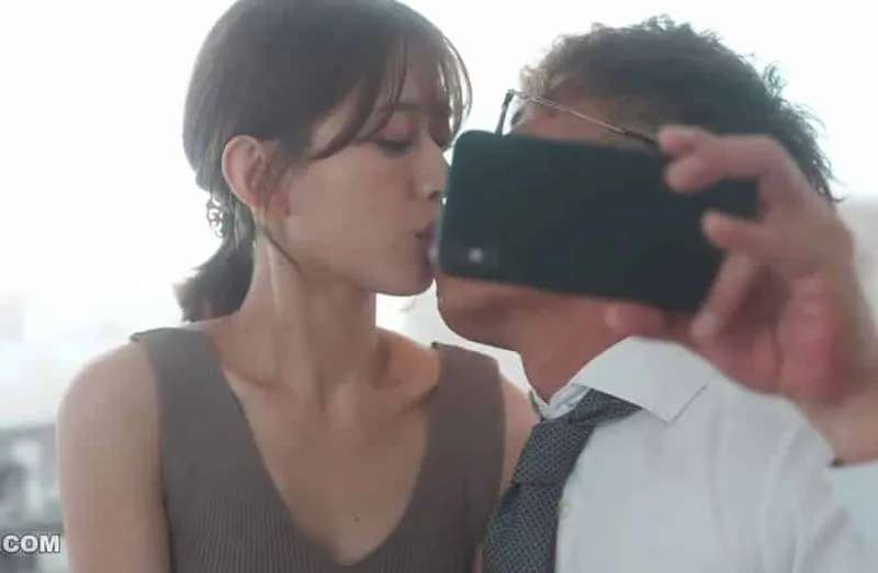 Thấy người vợ hơi lạ, chồng xem điện thoại cô vợ và thấy cảnh đụ với sếp của mình