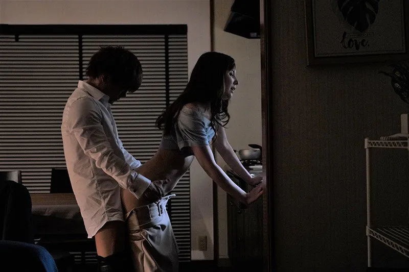 Cấp trên đi bàn việc làm ăn, cậu nhân viên đến nhà quan hệ vợ yêu ông ấy