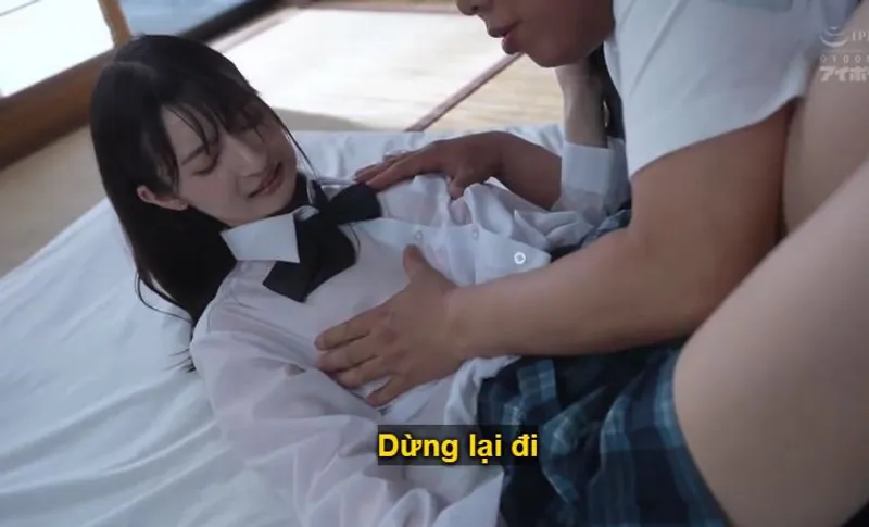 Bố dượng không còn kiềm được trước con gái trong bộ đồng phục bị ướt mưa